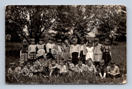 Stará fotografie skupina dětí s učitelkou v přírodě (M40344)