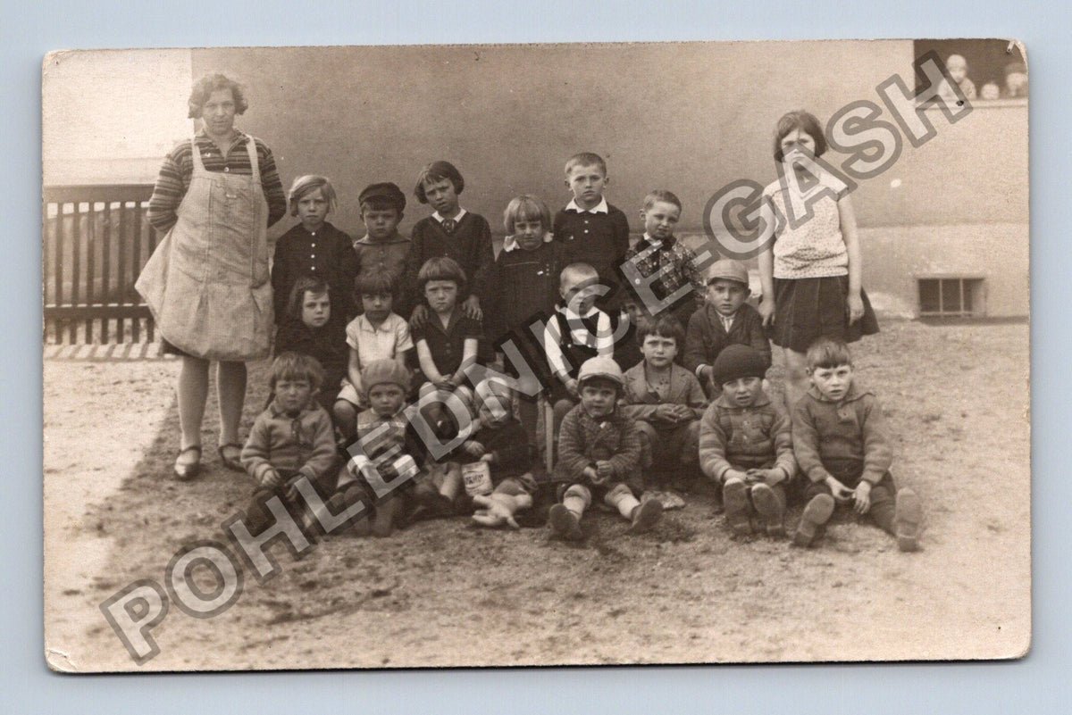 Skupinová fotografie dětí s vychovatelkou (M40346)