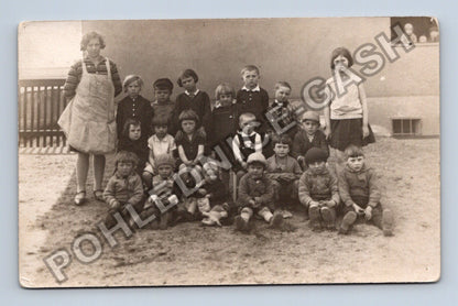Skupinová fotografie dětí s vychovatelkou (M40346)