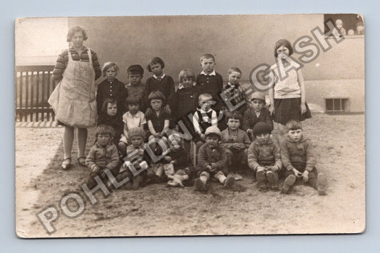 Skupinová fotografie dětí s vychovatelkou (M40346)
