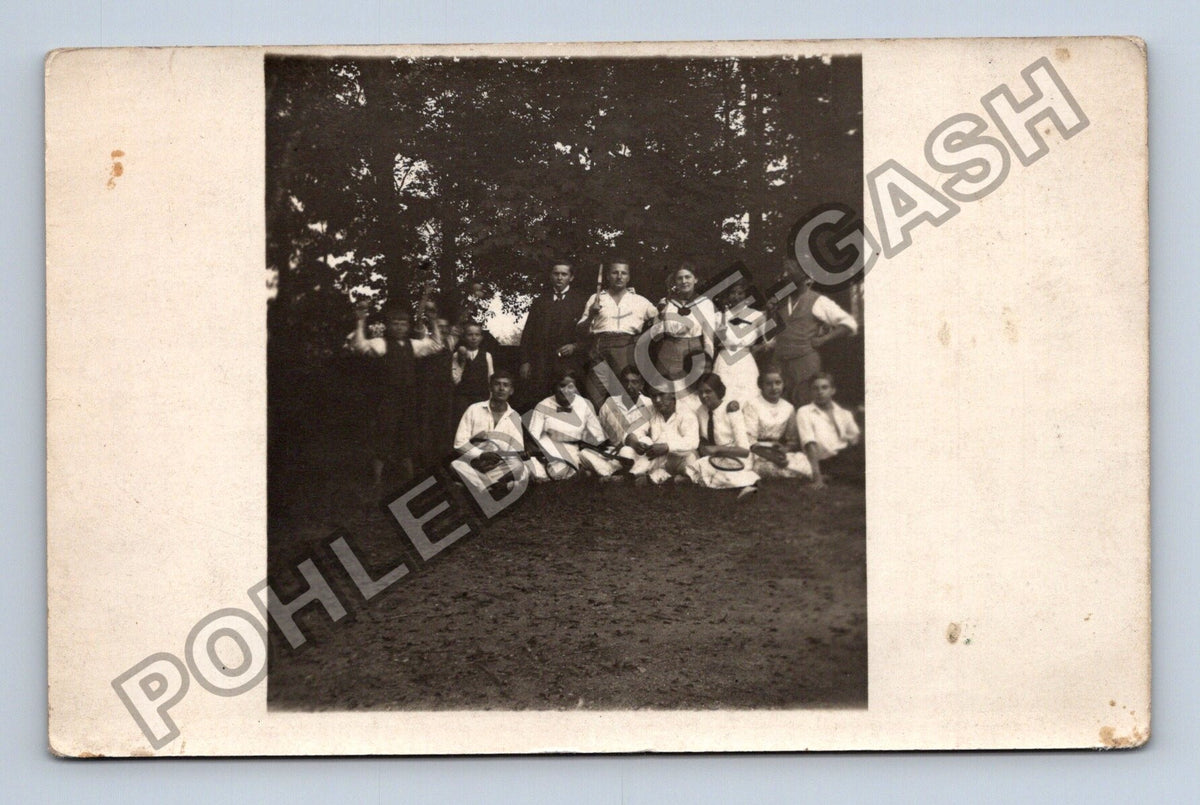 Pohlednice Skupinová fotografie mladých lidí s raketami (M40349)