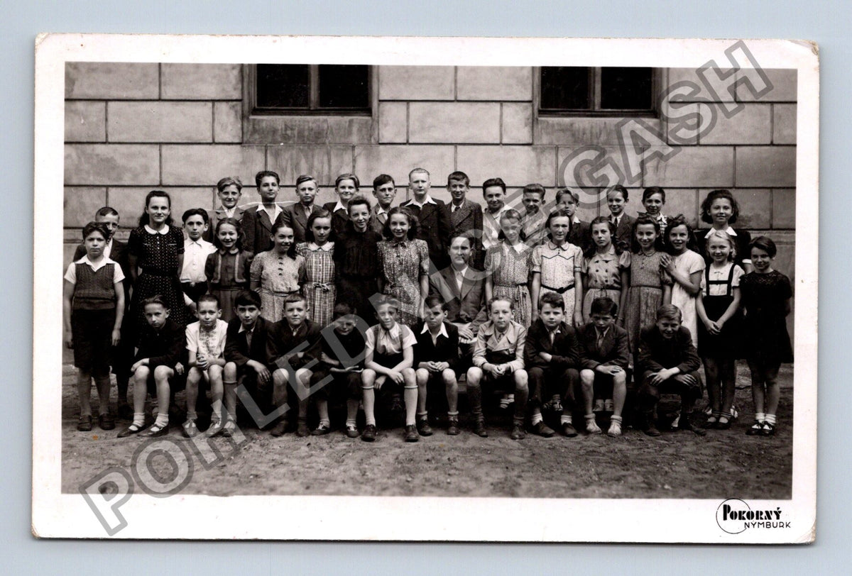 skupinová fotografie dětí a dospělých 1940 (M40351)