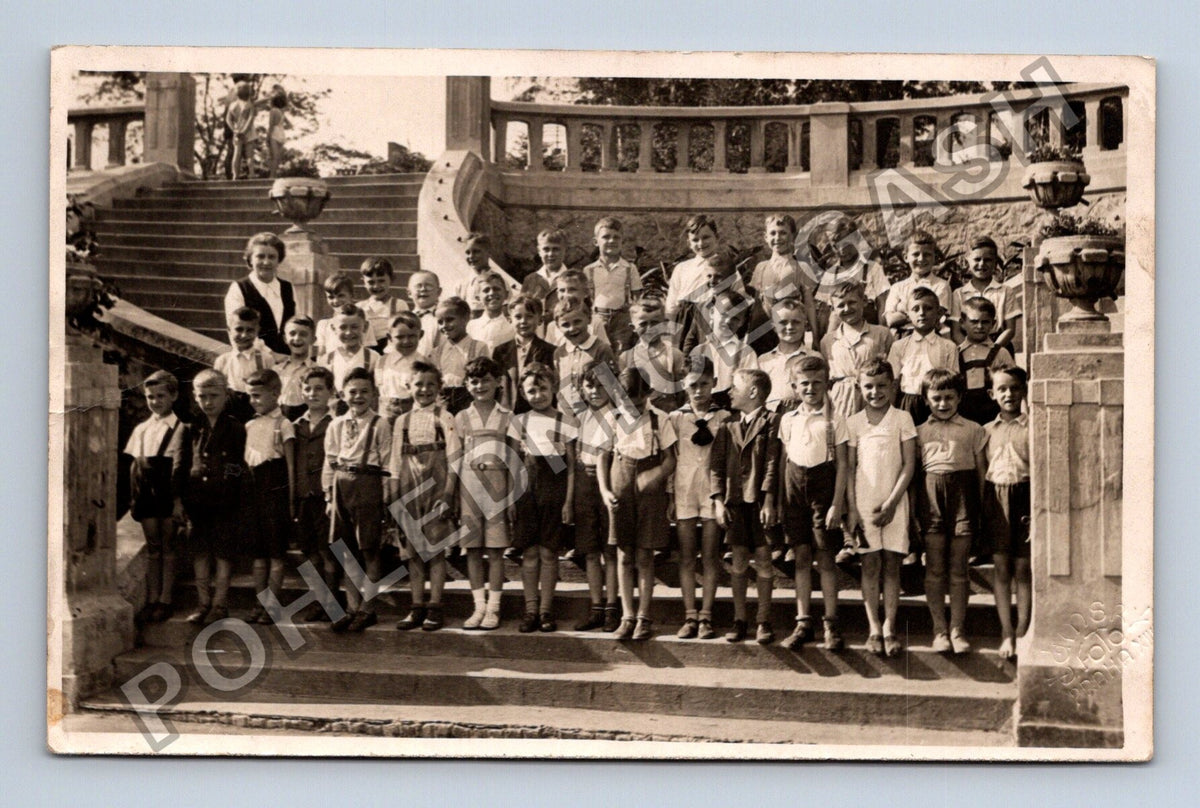Pohlednice Skupinová fotografie dětí a učitelky na schodišti (M40352)