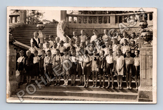 Pohlednice Skupinová fotografie dětí a učitelky na schodišti (M40352)