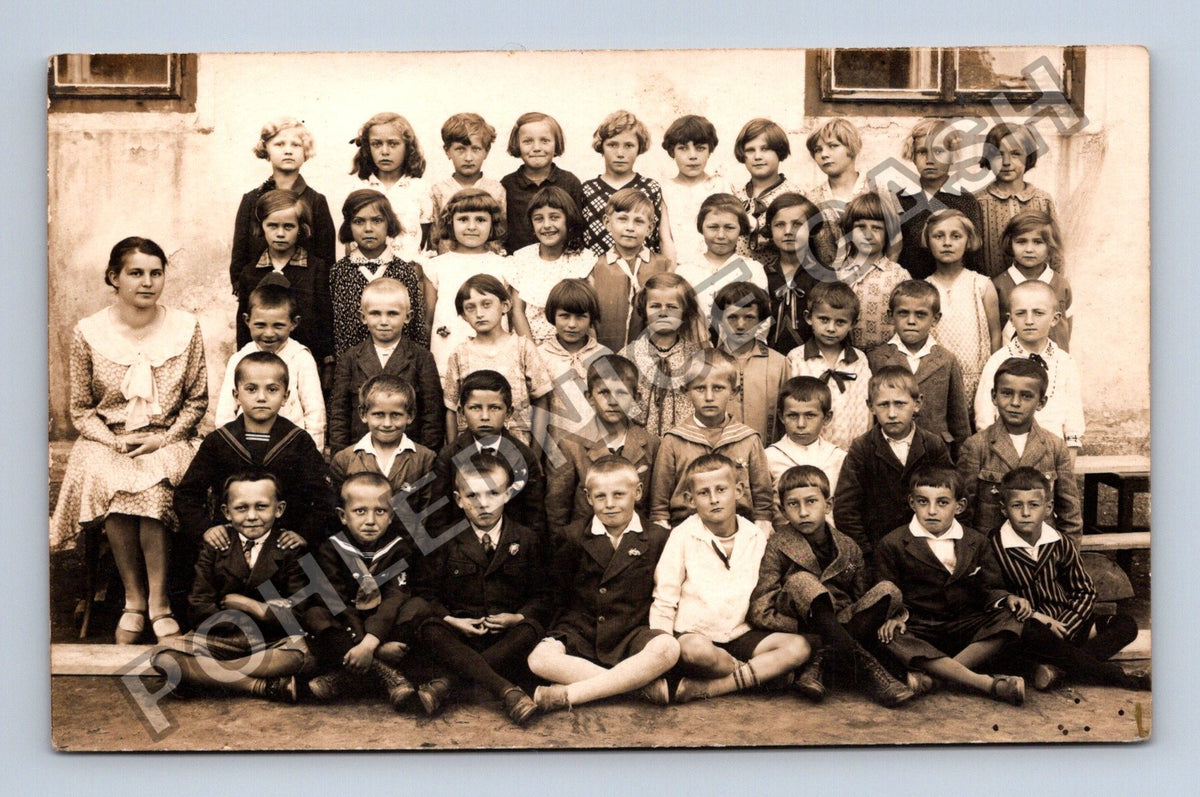 školní třída s učitelkou skupinová fotografie (M40355)