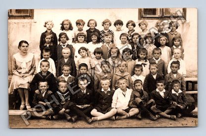 školní třída s učitelkou skupinová fotografie (M40355)