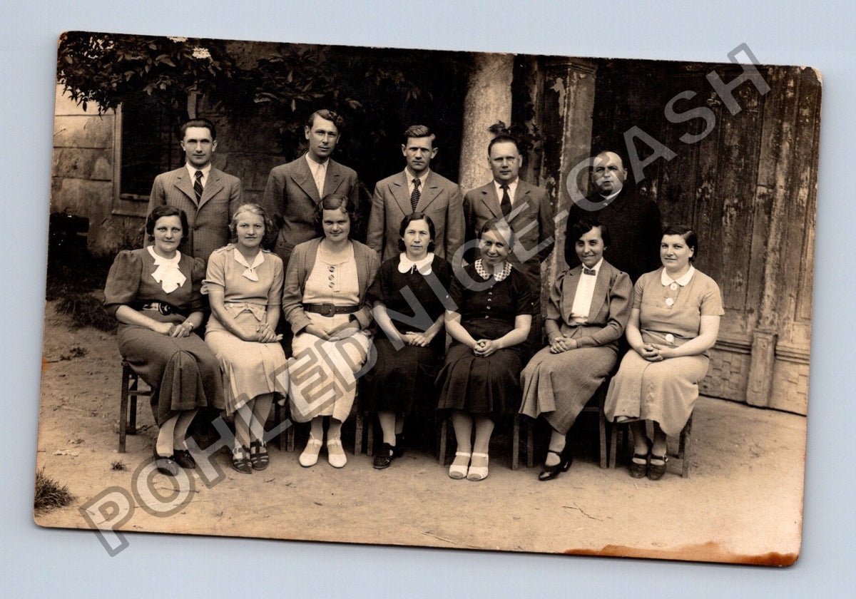 skupinová fotografie dvanácti osob (M40363)