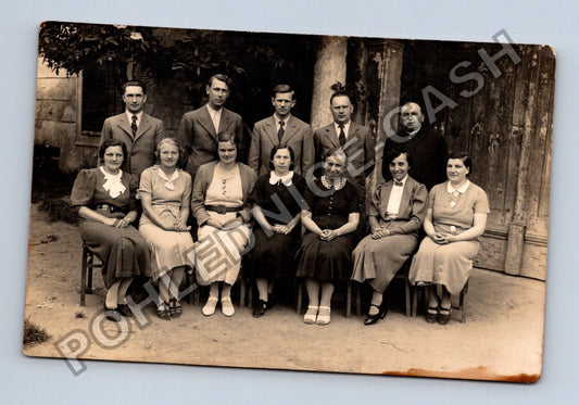 skupinová fotografie dvanácti osob (M40363)