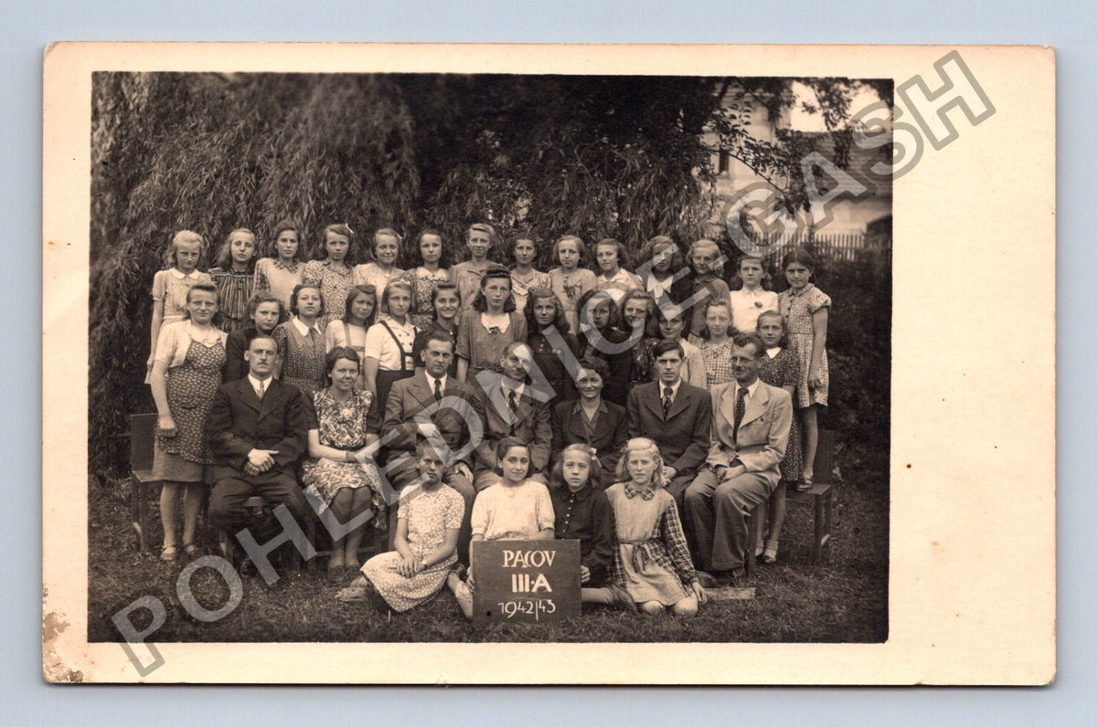 Patov III. A skupinová fotografie žáků 1942-43 (M40367)