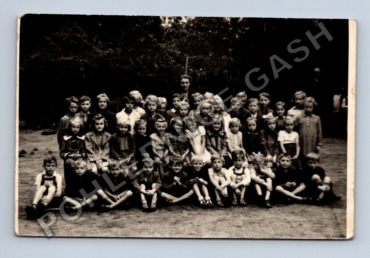 skupinová fotografie dětí a dospělých (M40372)