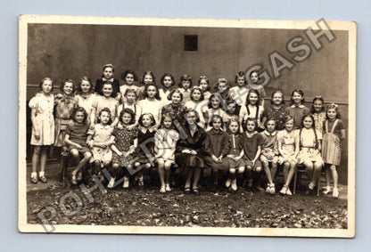 Skupinová fotografie dívek s učitelkou (M40380)