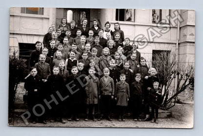 Skupinová fotografie žáků před budovou (M40391)