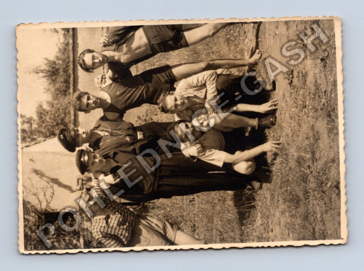 Pohlednice Skupinová fotografie muži v uniformách a plavkách (M40392)