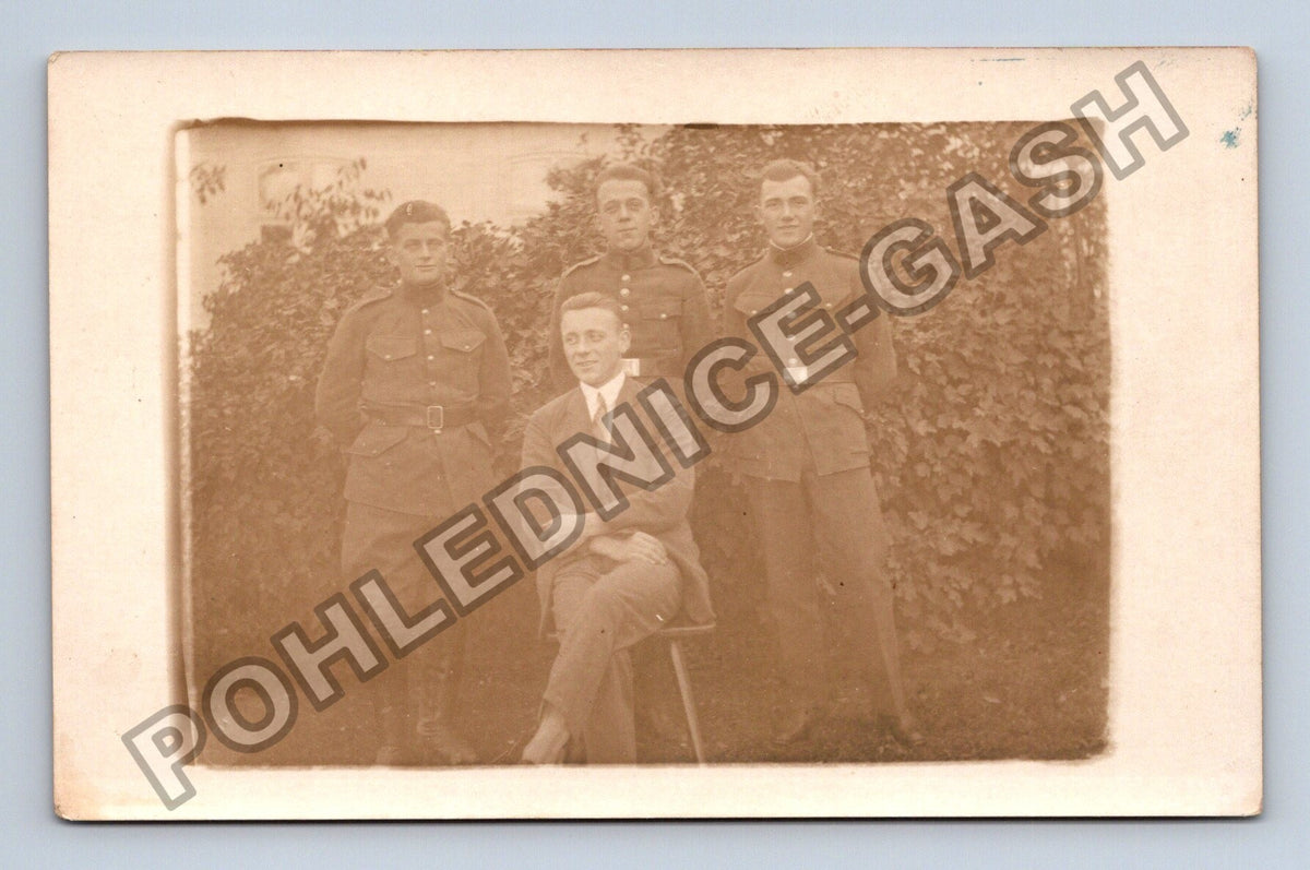 Stará fotografie Čtyři muži v uniformách a jeden civil (M40393)