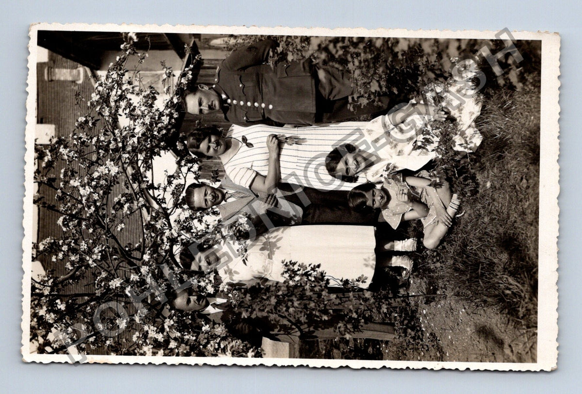 Pohlednice Rodinná fotografie skupina lidí v zahradě (M40396)