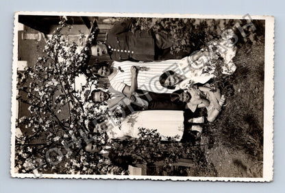 Pohlednice Rodinná fotografie skupina lidí v zahradě (M40396)