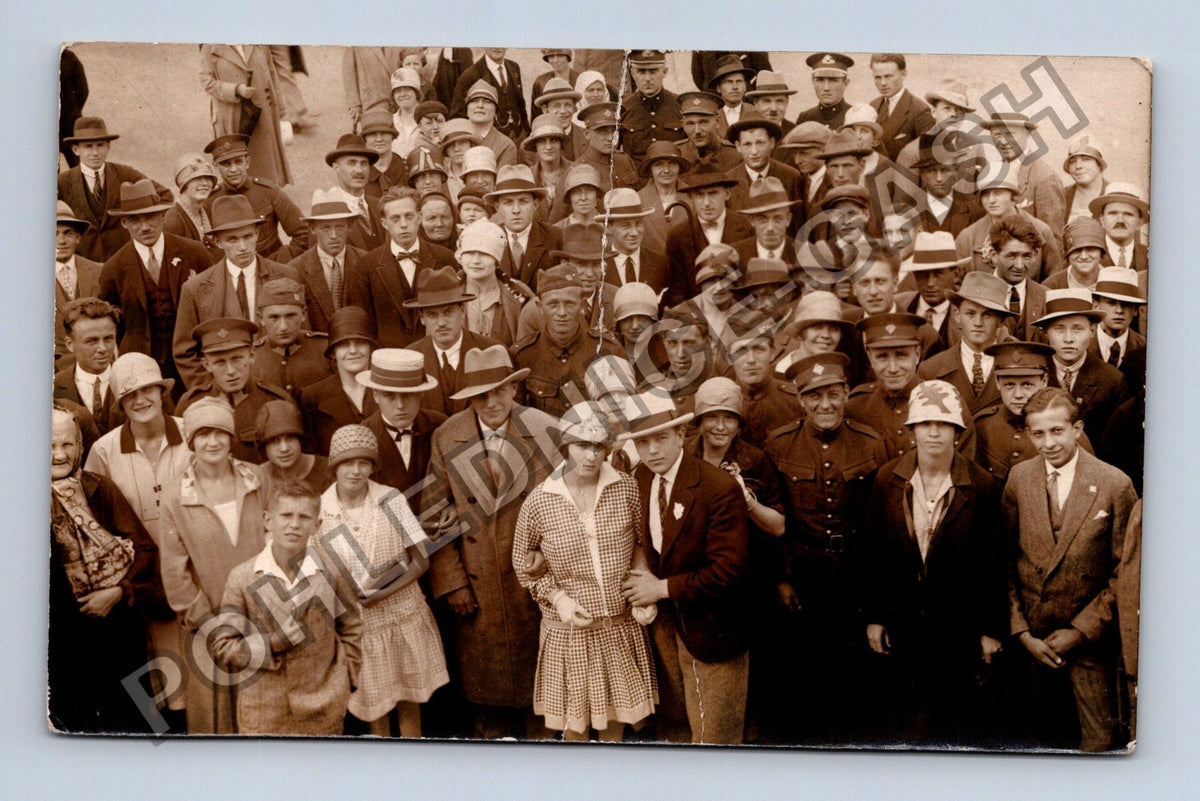 skupinová fotografie mužů a žen (M40397)