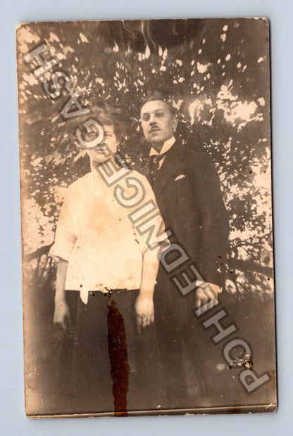 Stará fotografie Ležící pár v trávě pod stromy (M40399)