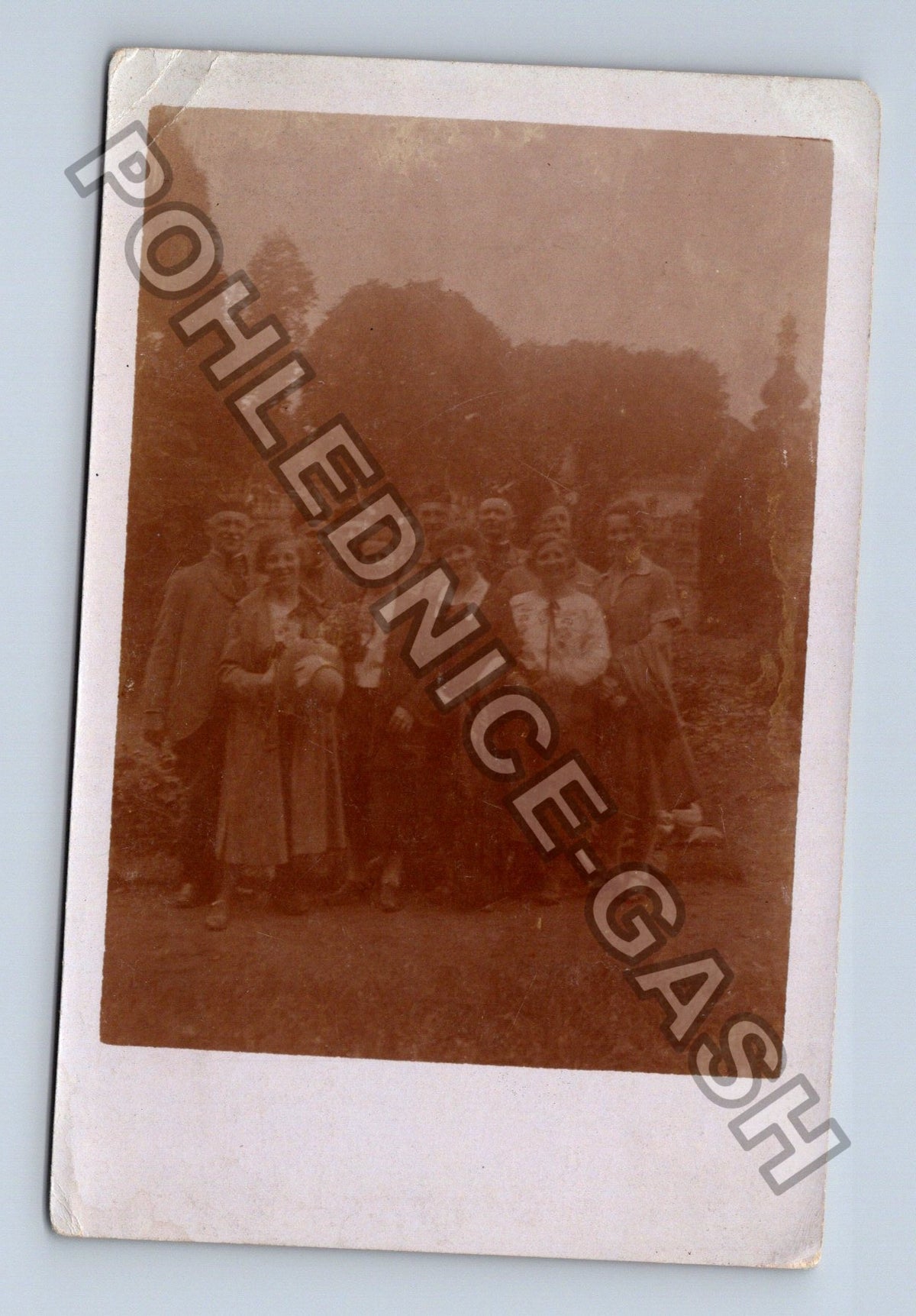 skupinová fotografie lidí v přírodě (M40406)