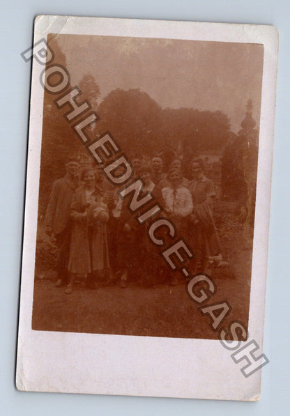 skupinová fotografie lidí v přírodě (M40406)