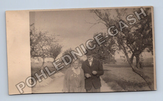 Stará fotografie Pár v krajině stromy cesta (M40407)