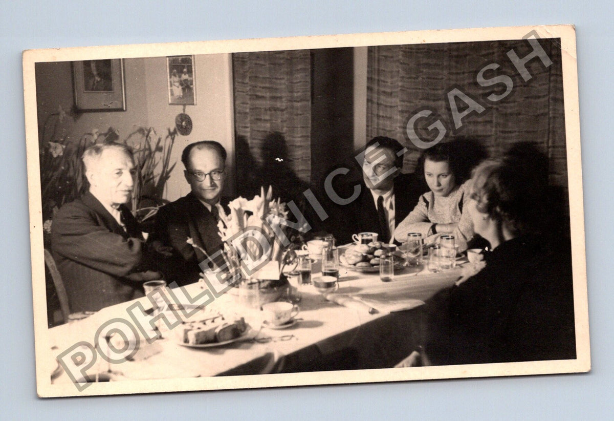 Stará fotografie společenská událost u stolu (M40414)