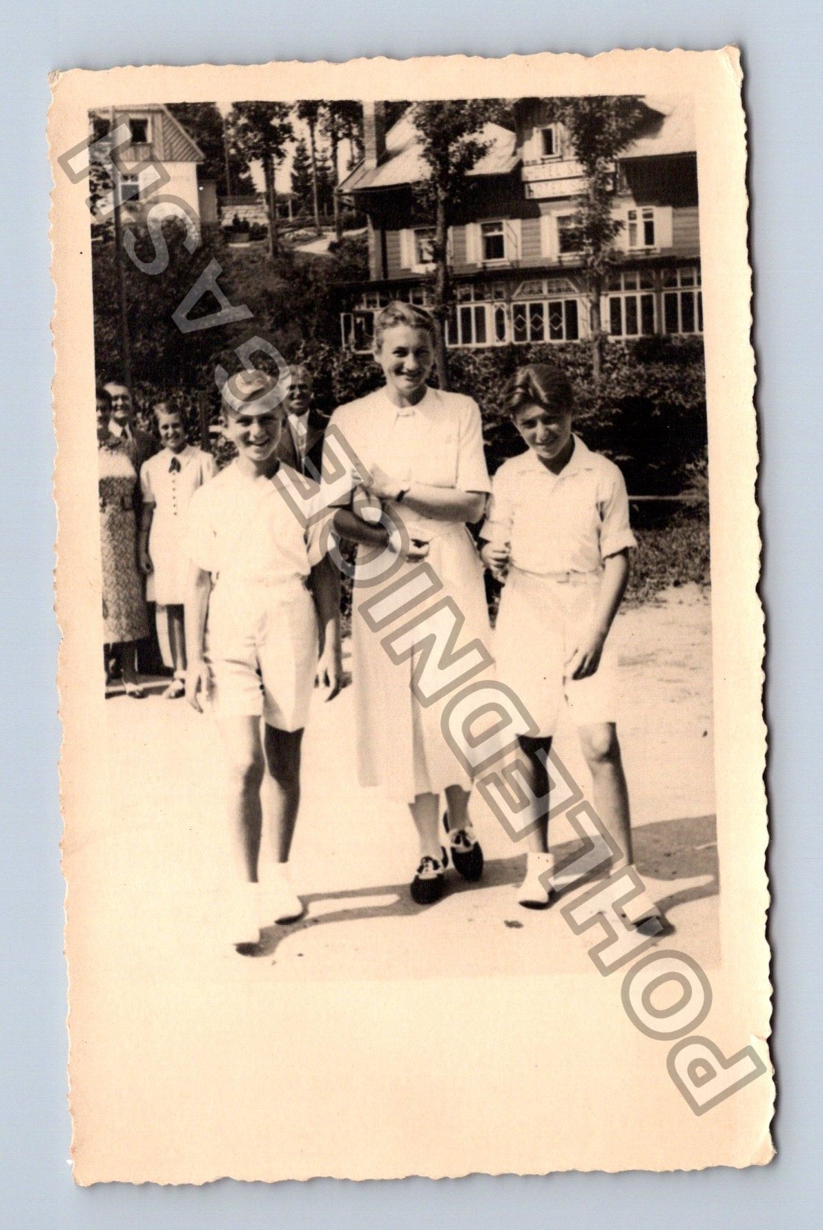 Stará fotografie Tři dívky před domem (M40417)