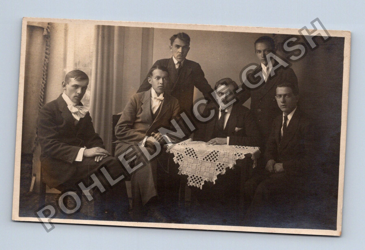 Skupinová fotografie šesti mužů ateliérová (M40420)