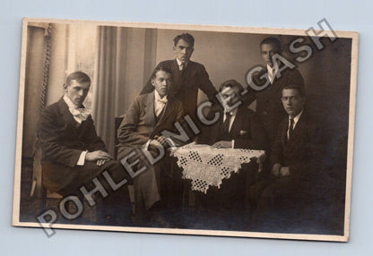 Skupinová fotografie šesti mužů ateliérová (M40420)