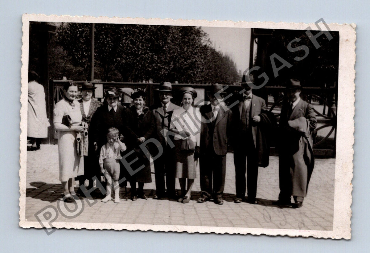Stará fotografie Lázně Poděbrady skupina lidí s dítětem 1938 (M40421)