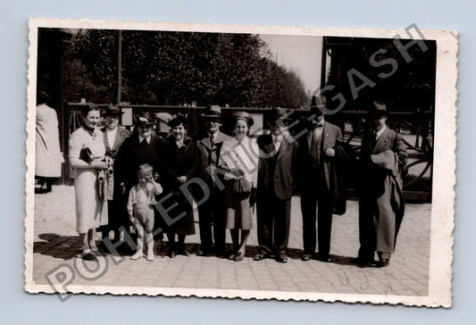 Stará fotografie Lázně Poděbrady skupina lidí s dítětem 1938 (M40421)