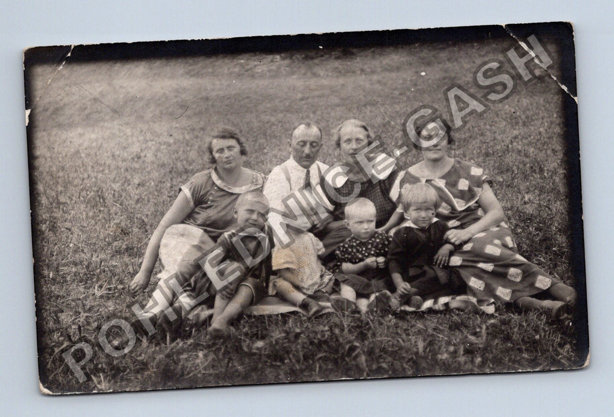 Rodinná skupinová fotografie v trávě (M40423)