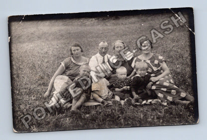 Rodinná skupinová fotografie v trávě (M40423)