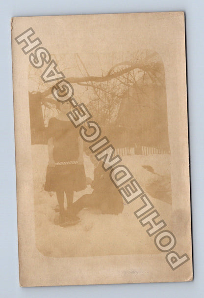 Pohlednice Zimní scéna se stromem a postavami (M40425)