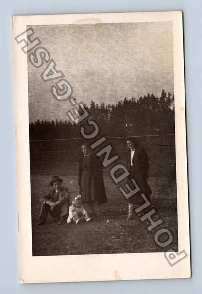 Pohlednice skupinová fotografie rodina v přírodě (M40426)