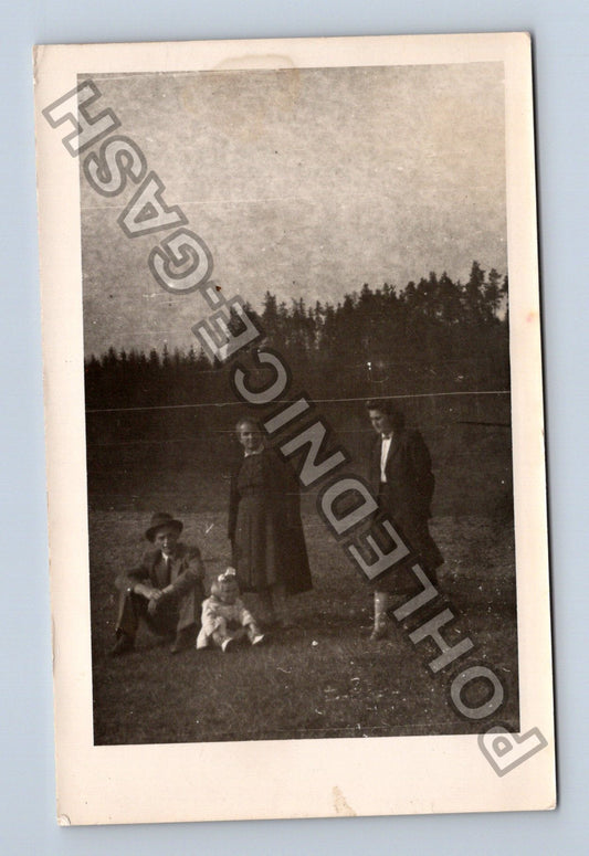 Pohlednice skupinová fotografie rodina v přírodě (M40426)