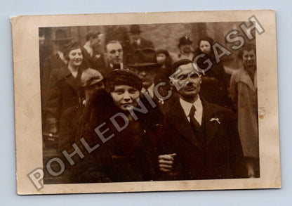 Skupinová fotografie s párem v popředí (M40429)