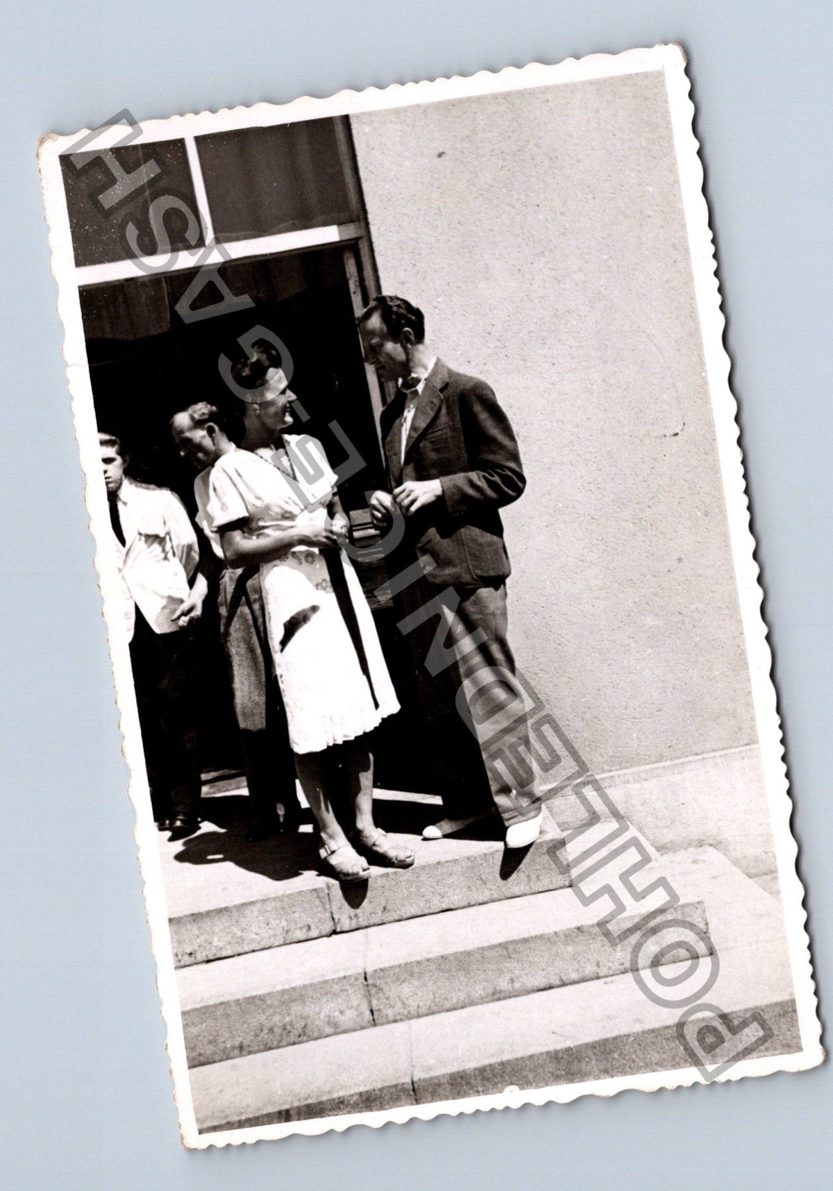 Stará fotografie skupina lidí před budovou 1943 (M40431)