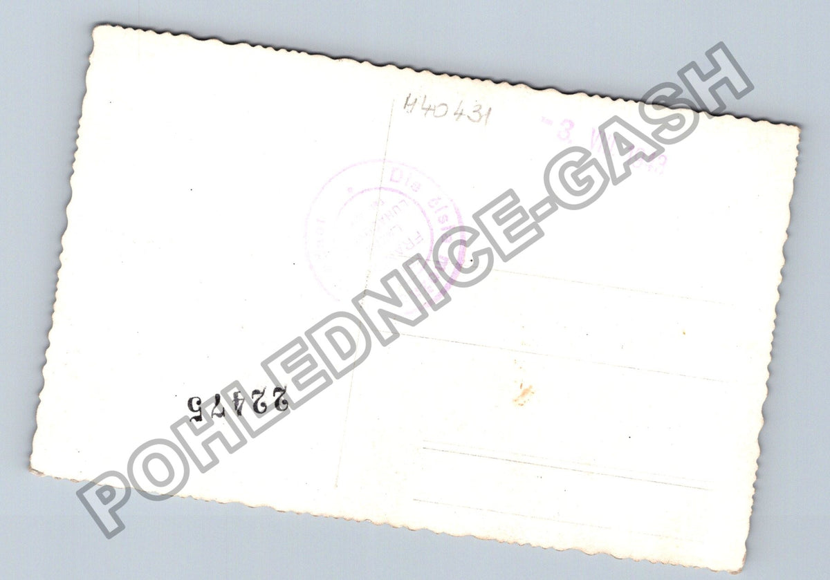 Stará fotografie skupina lidí před budovou 1943 (M40431)