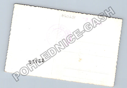 Stará fotografie skupina lidí před budovou 1943 (M40431)