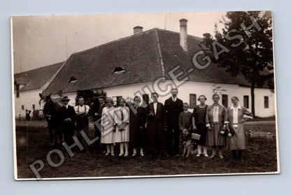 skupinová fotografie venkovské stavení kůň pes (M40439)