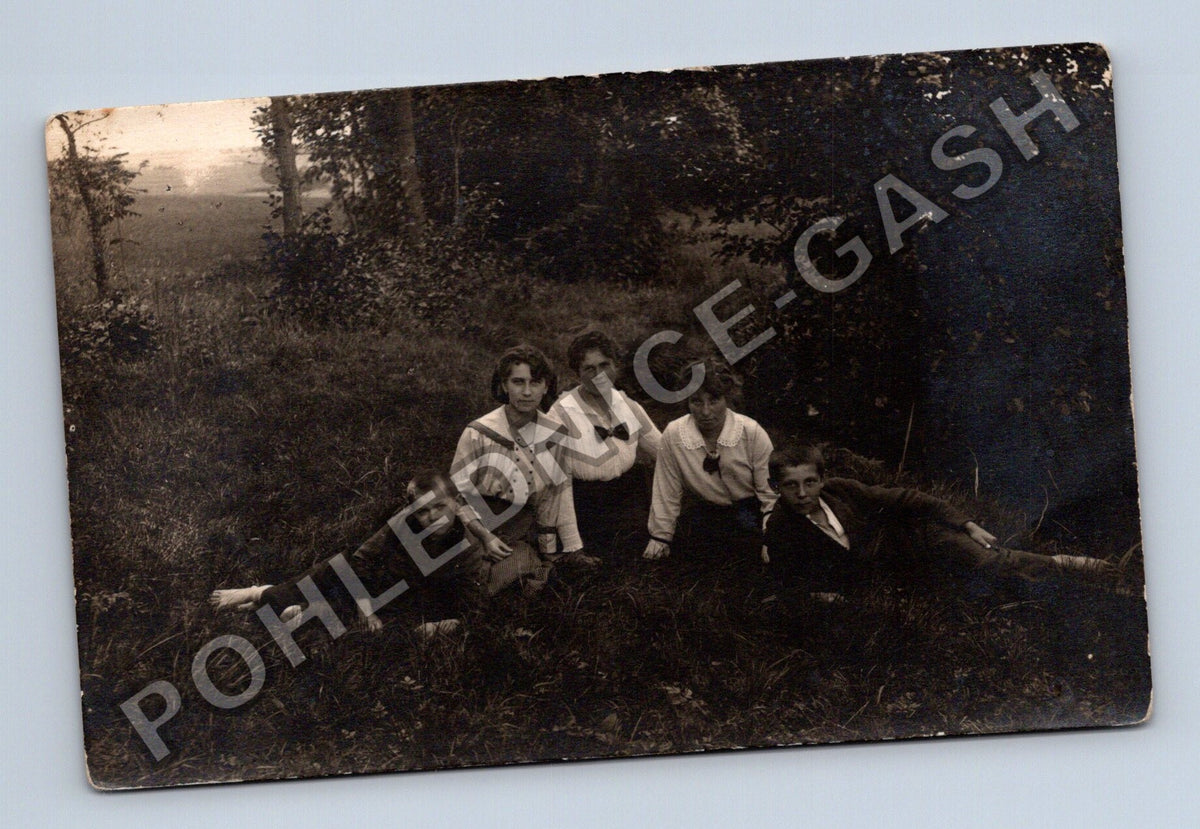 Pohlednice Skupinová fotografie rodiny v přírodě 1918 (M40442)