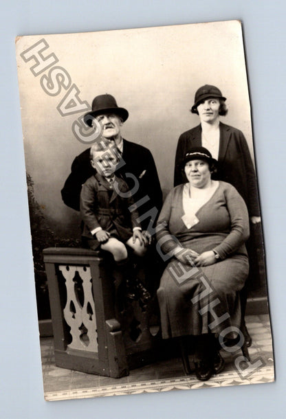 Pohlednice Rodinná skupinová fotografie s dítětem (M40443)