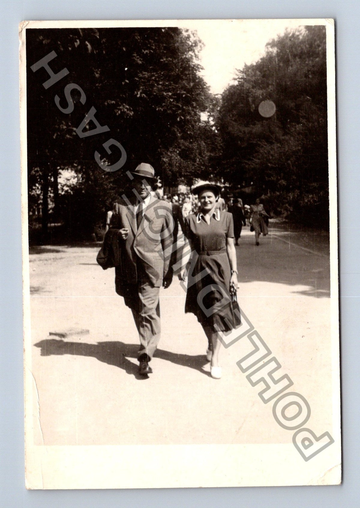 Stará fotografie Pár v dobovém oblečení park (M40447)