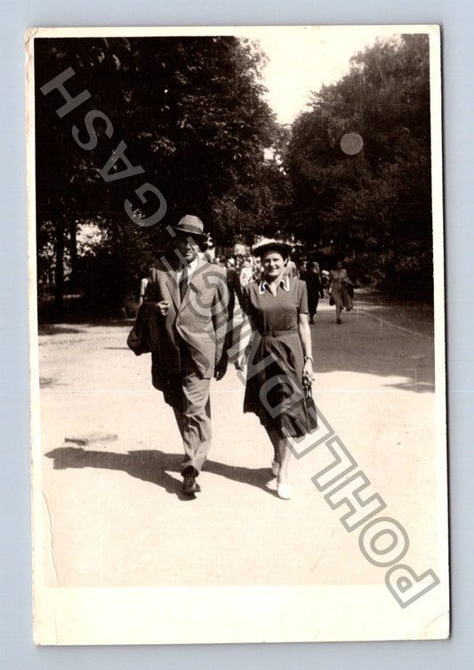 Stará fotografie Pár v dobovém oblečení park (M40447)