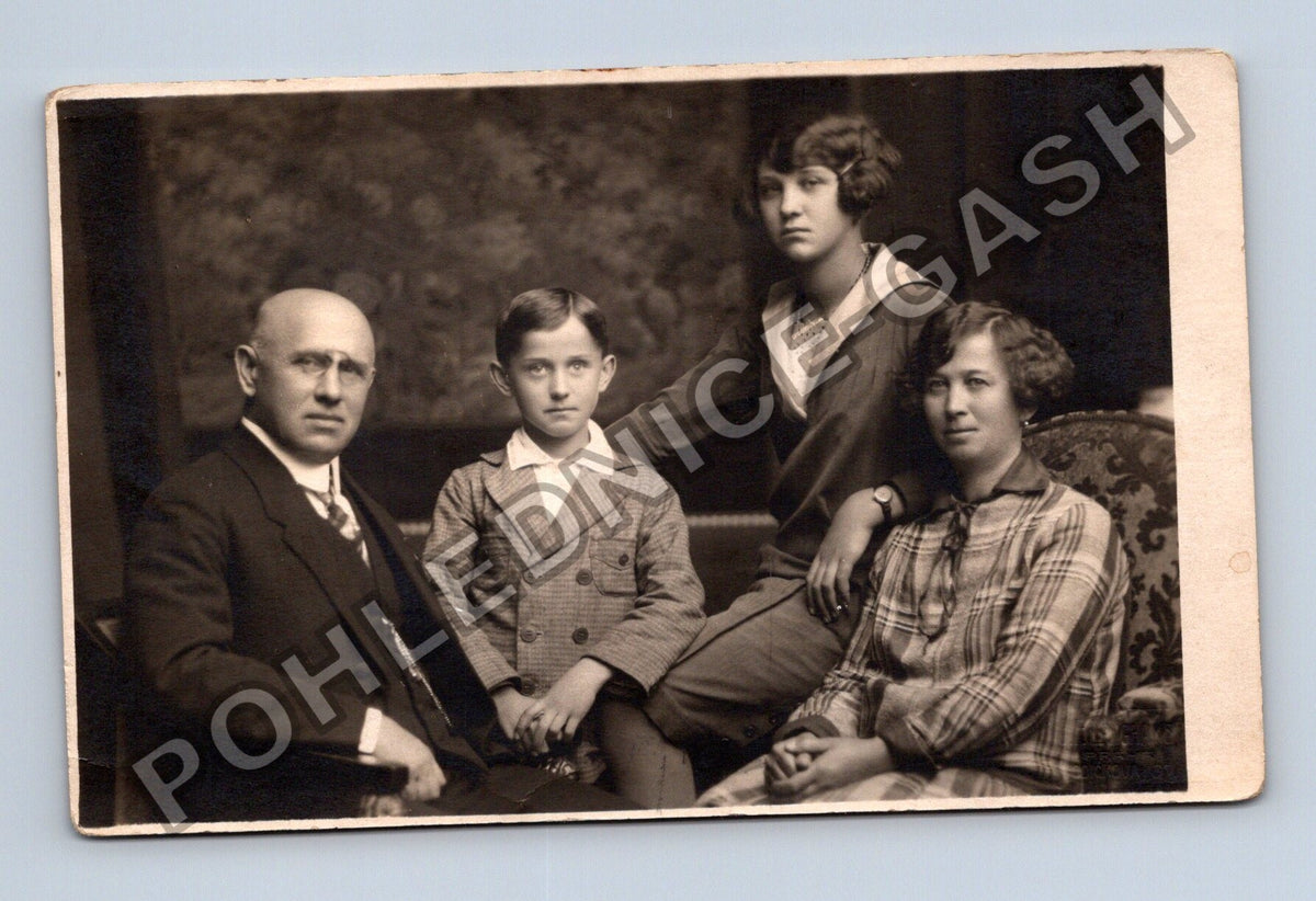 Stará fotografie Rodinný portrét muž žena chlapec dívka (M40448)