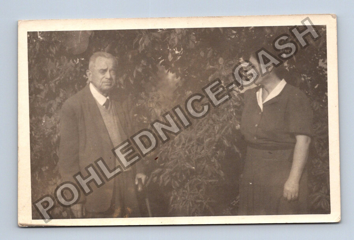 Stará fotografie Starší pár v zahradě (M40449)
