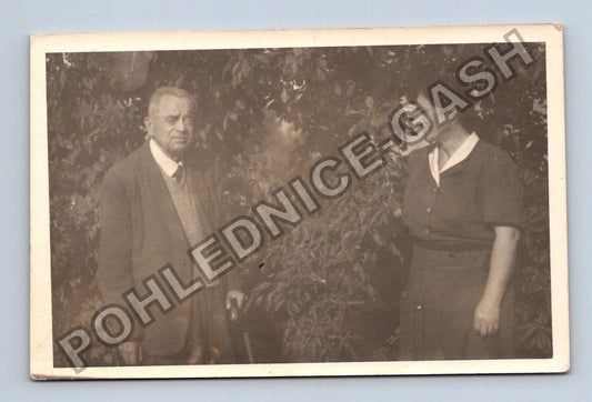 Stará fotografie Starší pár v zahradě (M40449)