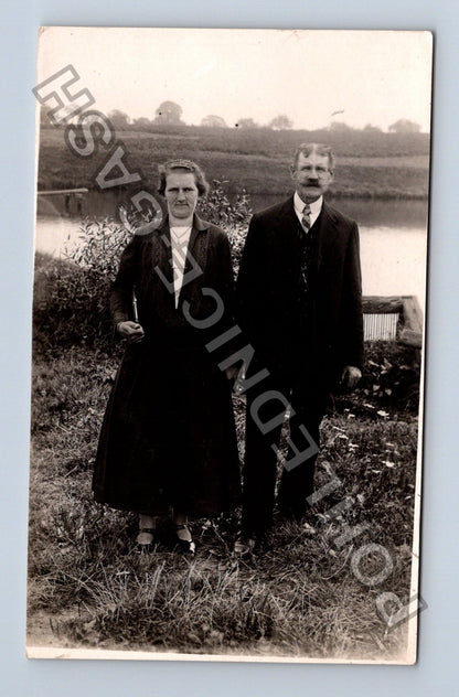 Stará fotografie portrét muže a ženy v přírodě (M40452)