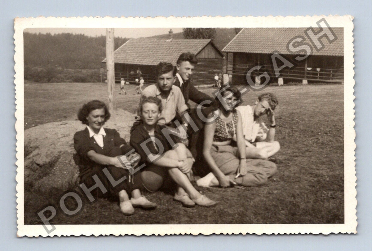 Skupinová fotografie mladých lidí u chaty (M40455)